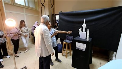 نائب رئيس جامعة المنصورة يتفقد معرض مشروعات تخرج طلاب بـ 