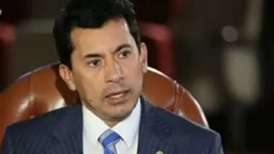 وزير الرياضة يكشف تفاصيل حصول صلاح على جواز سفر دبلوماسي (فيديو)