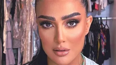 بمكياج ترابي.. غادة عبد الرازق تحتفل بعيد ميلادها