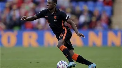 صفقة تين هاج الأولى.. مانشستر يونايتد يعلن تعاقده مع تيريل مالاسيا