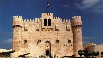 قايتباي تحتضن زوار الإسكندرية.. المراكب تحتمي بها ليلا والزوار يندهشون بها نهارا