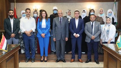 محافظ الجيزة يسلم منح لـ21 فتاة من المقبلات على الزواج