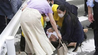 شاهد.. لحظة إطلاق النار على رئيس الوزراء الياباني السابق