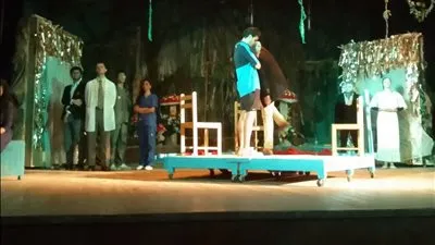 رودان وكرسي هزاز على مسرح قصر ثقافة بني سويف 