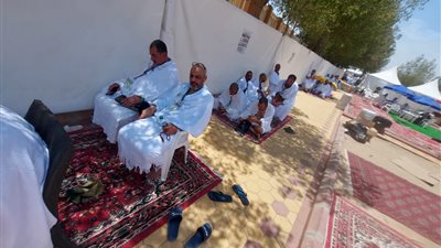 حجاج بيت الله الحرام من الجمعيات الأهلية يقفون على جبل عرفات 