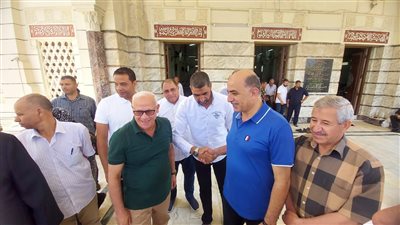 محافظ بورسعيد يؤدي صلاة الجمعة بمسجد السلام 