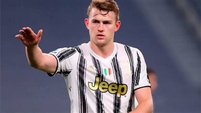 رافضًا تشيلسي والبارسا.. دي ليخت يستقر على قميصه في الموسم القادم 