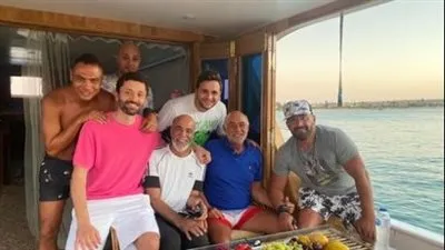 مصطفى خاطر يستمتع بالأجواء الصيفية بصحبة السقا وكوكبة من نجوم الفن