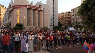 الآلاف من المواطنين يتوافدون إلى مسجد أبو العباس لأداء صلاة عيد الأضحى 