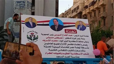 مواطنون يهنئون الرئيس السيسي بالعيد من داخل مسجد أبوالعباس 