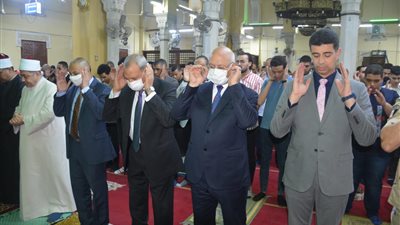 محافظ القليوبية يؤدي صلاة عيد الأضحى بمسجد ناصر بمدينة بنها 