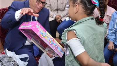 محافظ بورسعيد يزور دار أيتام لتهنئة الأطفال بعيد الأضحى المبارك