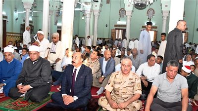 محافظ أسوان يؤدي صلاة عيد الأضحى بمسجد بدر بالطابية
