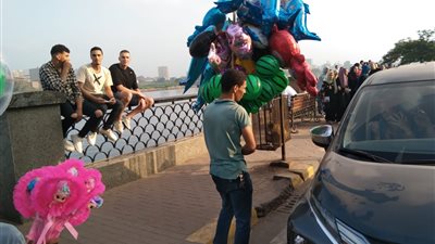 صور.. مئات المواطنين يحتفلون بالعيد بكورنيش النيل ببنها