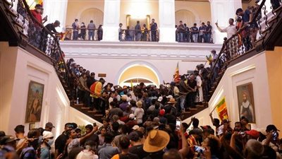 شاهد.. آلاف المتظاهرون يقتحمون قصر الرئيس السريلانكي بعد هروبه