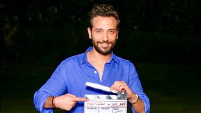 كريم قاسم يخطف الأنظار في أحدث ظهور له من اليونان