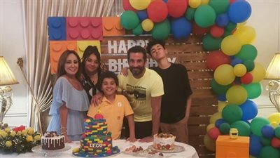 بعد غياب.. عمرو سعد يكشف عن صورة جديدة مع زوجته وأولاده يعايد بها على جمهوره