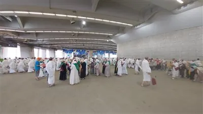 حجاج بيت الله الحرام من الجمعيات الأهلية يواصلون رمي الجمرات