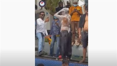 مشهد طريف.. مواطن يستحم في مسبح رئيس سيرلانكا بعد هروبه (فيديو)