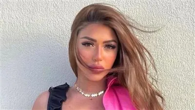 قميص أبيض والألوان الترابية.. سارة سلامة تداعب جمهورها قي أحدث ظهور 