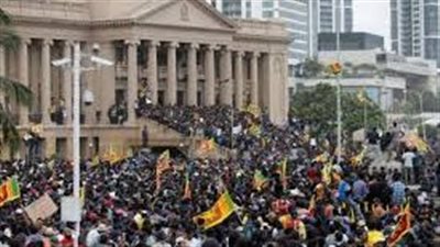 شاهد.. حشود لدخول قصر الرئاسة في سريلانكا بعد هروب الرئيس