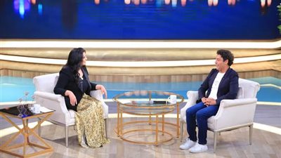 من بين الفنانين.. حميد الشاعري يكشف مفاجأة عن أول صديق له في مصر؟ (فيديو)