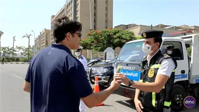 شاهد.. تبادل التهاني والورود بين ضباط الداخلية والمواطنين احتفالا بعيد الأضحى 