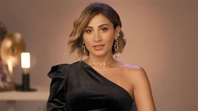 دينا الشربيني ترد على شائعات خطفها لزوج صديقتها!