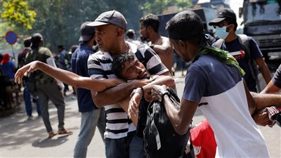 إصابة العشرات في احتجاجات سريلانكا خارج مكتب رئيس الوزراء