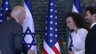 مطربة إسرائيلية ترفض مصافحة الرئيس الأمريكي جو بايدن 