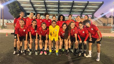 لاعبات منتخب مصر للكرة النسائية يساندون احمد يحيى