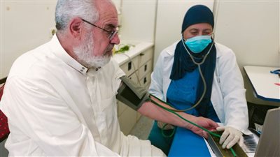 توقيع الكشف الطبي على 1800 مريض بالقافلة الطبية بالعاشر من رمضان