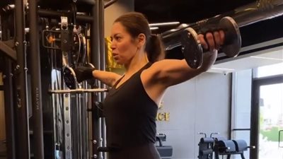 من داخل الجيم.. لقاء الخميسي تستعرض لياقتها البدنية