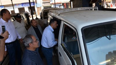 محافظ الدقهلية يتفقد موقف أجا للتأكد من التزام السائقين بالتعريفة الجديدة (صور)