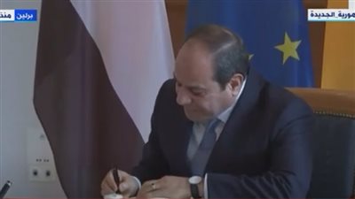 شاهد.. السيسي يوقع في دفتر التشريفات في قصر الرئاسة ببرلين