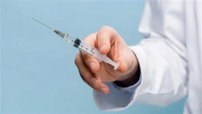 طبيب عن حقنة هتلر: نزلات البرد أمراض فيروسية لا تتأثر بالمضادات الحيوية (فيديو)