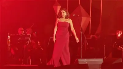 وسط حضور جماهيري كبير.. أنغام تبدأ حفلها بالأوبرا بأغنية “هنفضل نرقص” 