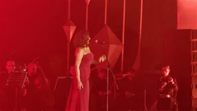 أنغام تشعل حفلها بالأوبرا بإطلالة حمراء (صور) 