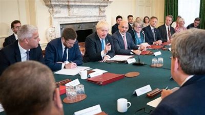 شاهد.. هدية الفراق التي تسلمها رئيس الوزراء البريطاني السابق 