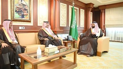 محمد بن عبد العزيز يحصل على التقرير السنوي لمجلس شباب الإمارة