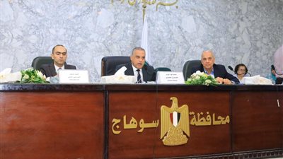 محافظ سوهاج يترأس الاجتماع الدوري الأسبوعي مع القيادات التنفيذية 