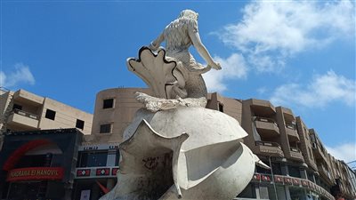 المتسولون والباعة الجائلين يشوهون تمثال 