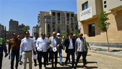 وزير الإسكان يتفقد سير العمل بمشروع تطوير 