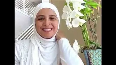 حنان ترك تصنع الخبز بصحبة عائلتها في الصباح (فيديو)