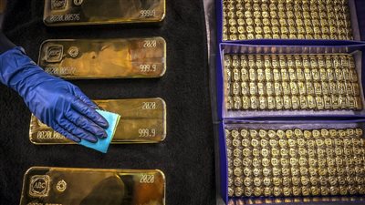 أسعار الذهب تسجل أعلى مستوى في شهر مع تراجع الدولار