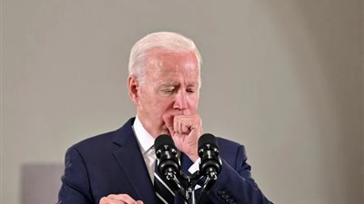 يعاني التهاب الحلق.. البيت الأبيض يكشف حالة بايدن بعد إصابته بكورونا