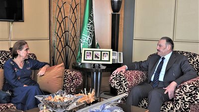 سفير المملكة لدى مصر يلتقي نظيرته الكولومبية بالسفارة السعودية في القاهرة