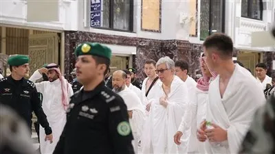 الرئيس الكازاخستاني يؤدي مناسك العمرة (صور)