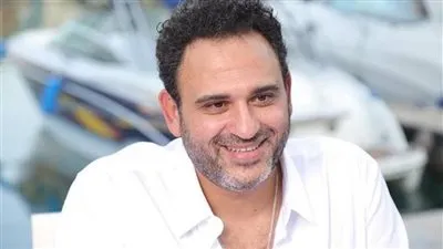 أكرم حسني يوثق بصماته على جدار المشاهير ببوليفارد رياض سيتى بالسعودية (فيديو)