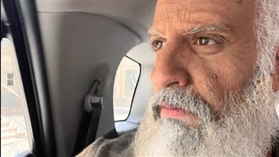 أحمد أمين يفاجئ جمهوره بمكياج رجل عجوز